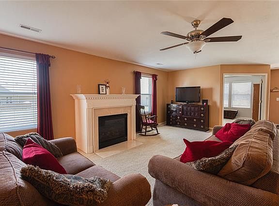 3rd image of 404 Summit Oaks Cir