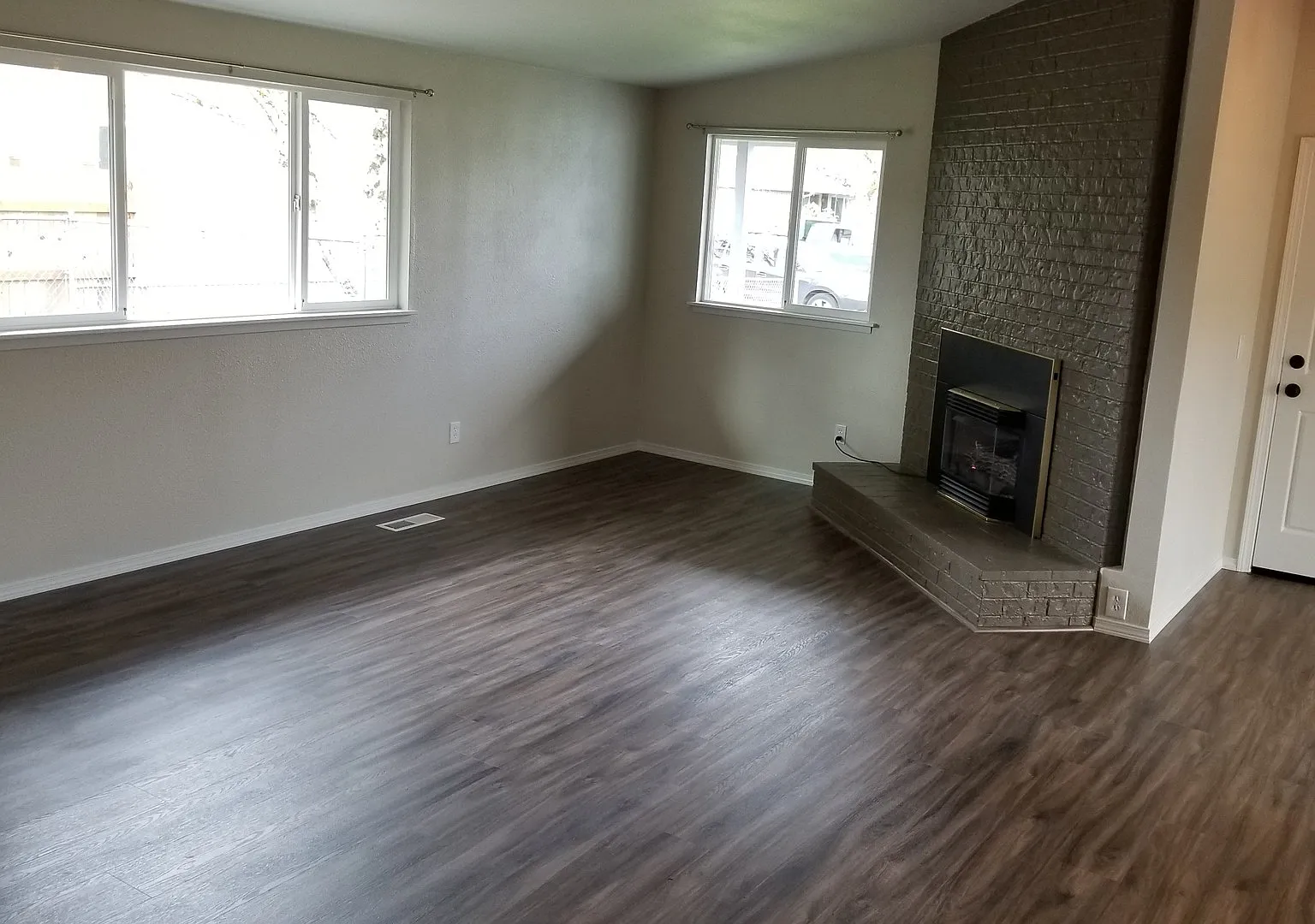 Pet Friendly 3 Bedroom Home w/Garage — Photo 3