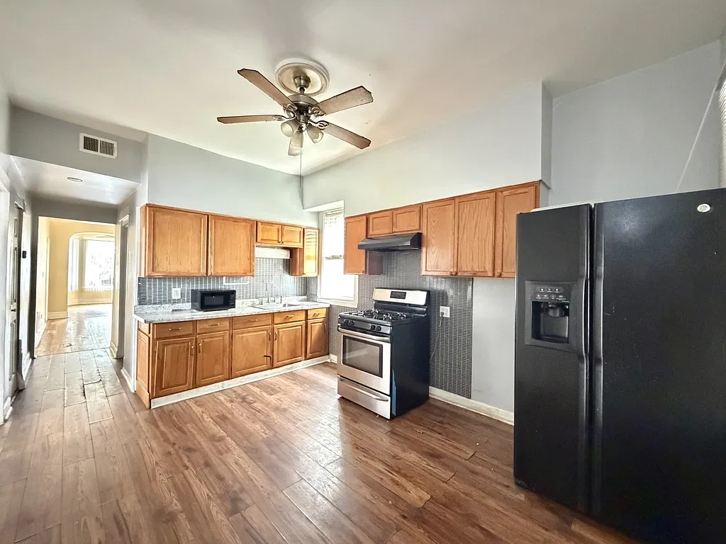 Appealing 3 Bed, 1 Bath at North + Avers (Humboldt Park) — Photo 2