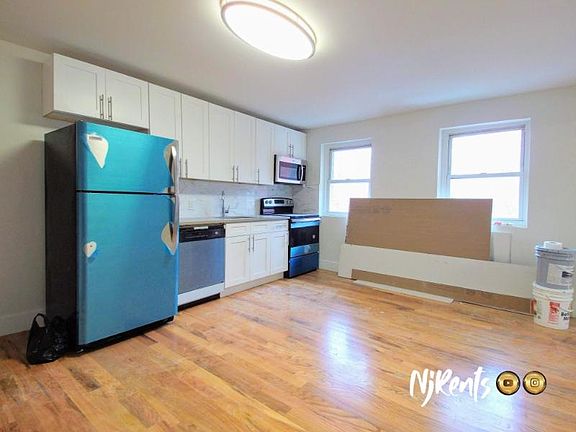 2nd image of 590 Bergen Ave