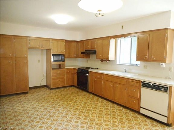 3rd image of 178 W Grayling Dr