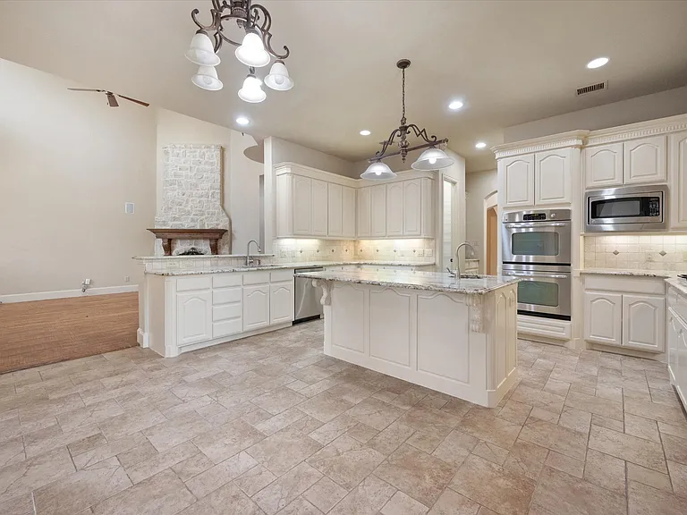 10941 Yorkshire Ln — Photo 9