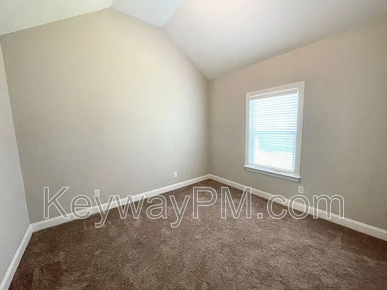 410 Longford St — Photo 9