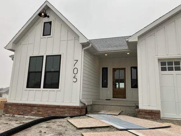 705 Lakeview Ct, Tiffin, IA 52340