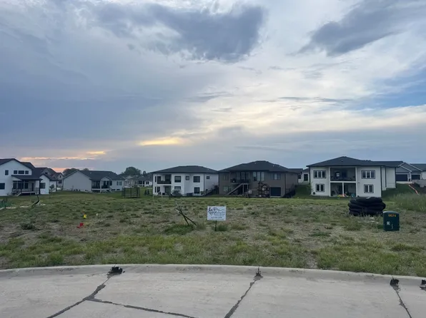 18079 Hammontree Cir, Clive, IA 50325