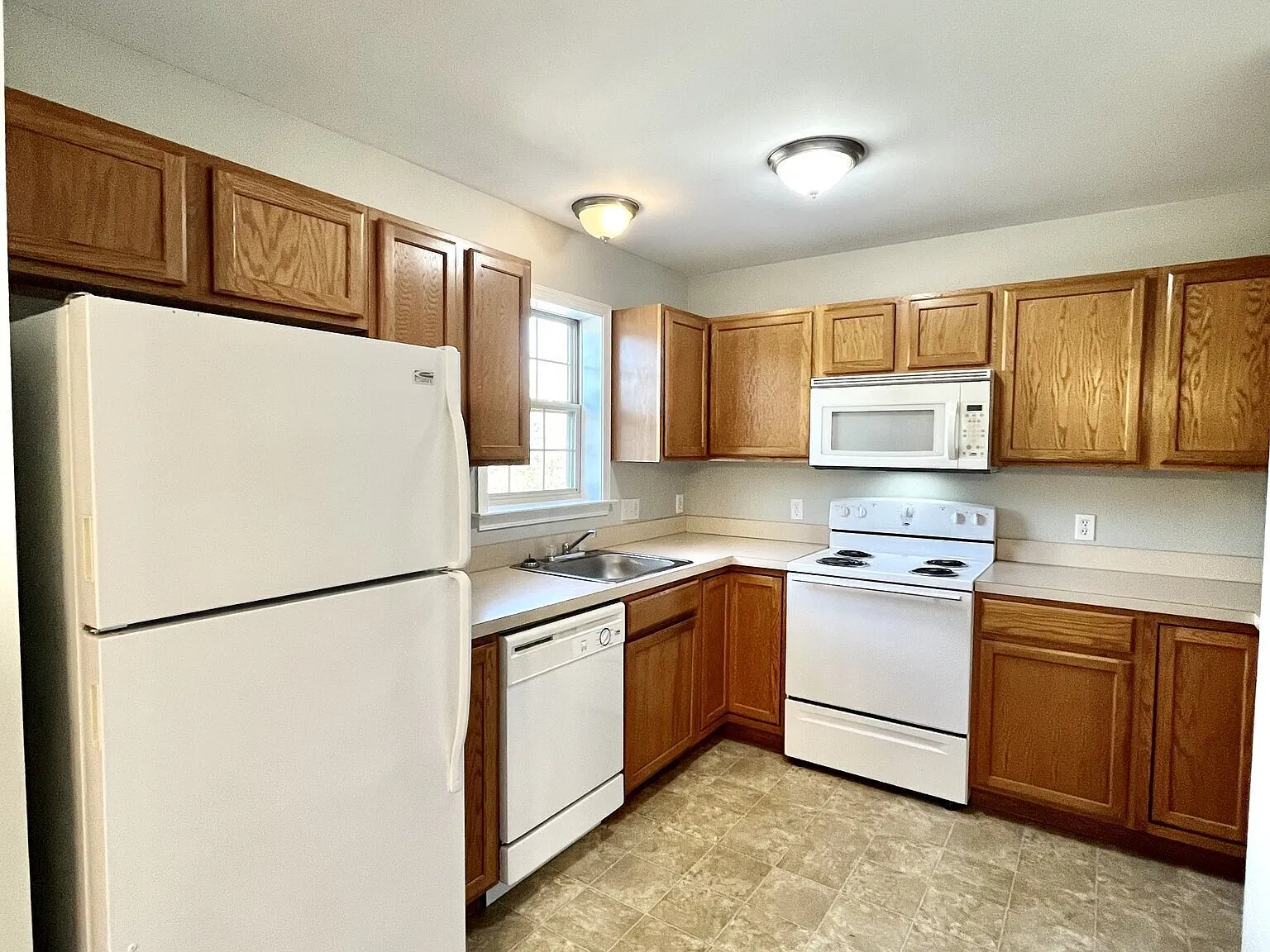 Large 3-Bed townhome with 2-car garage! Convenient access to I-83, perfect for Harrisburg commuters! — Photo 2
