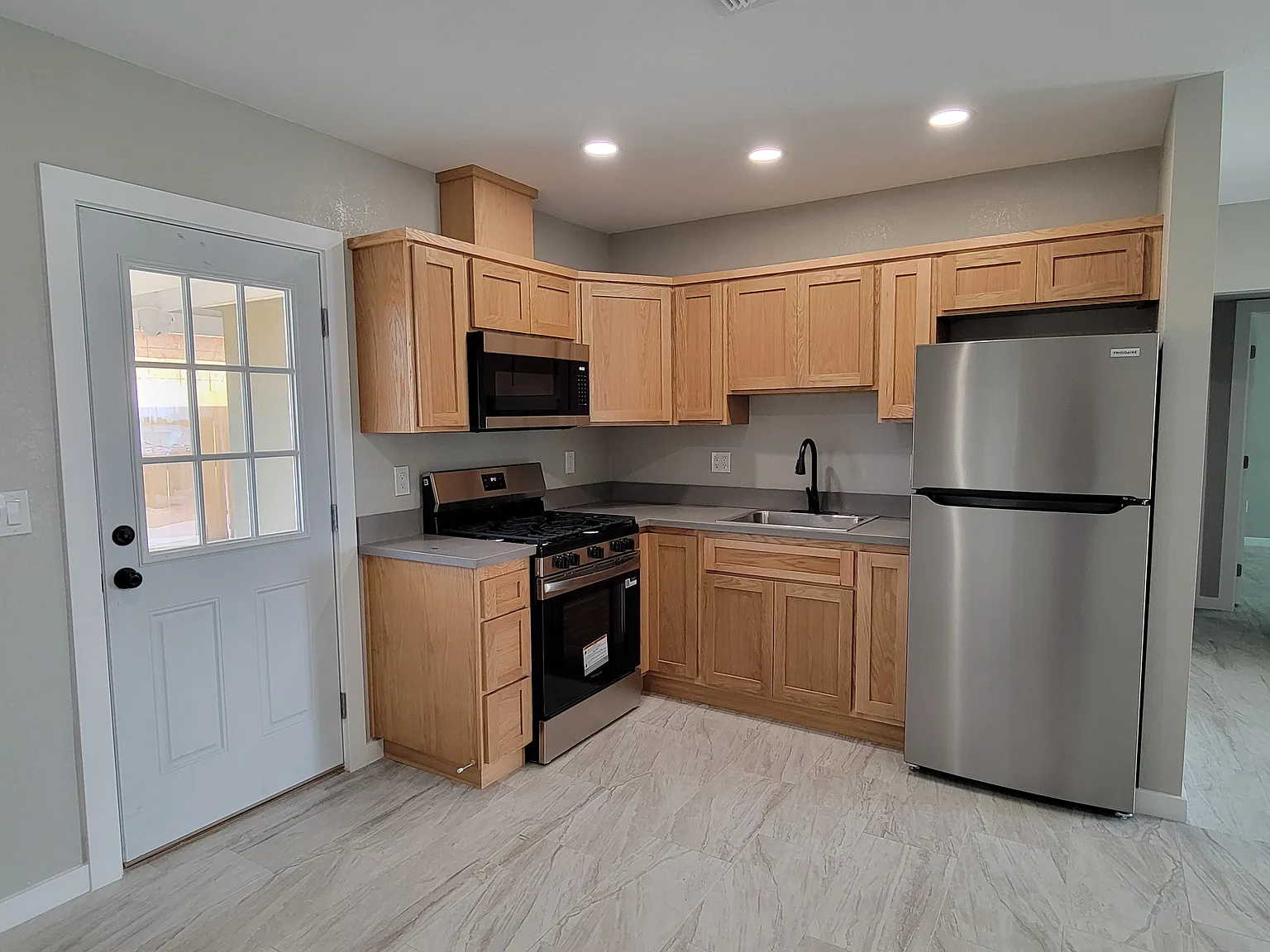 3 bed, $1,900 — Photo 2
