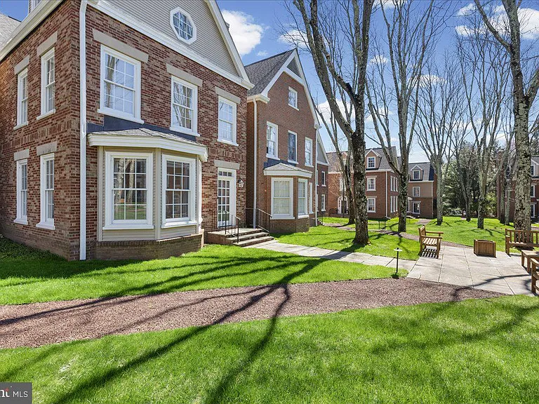 47 Governors Ln