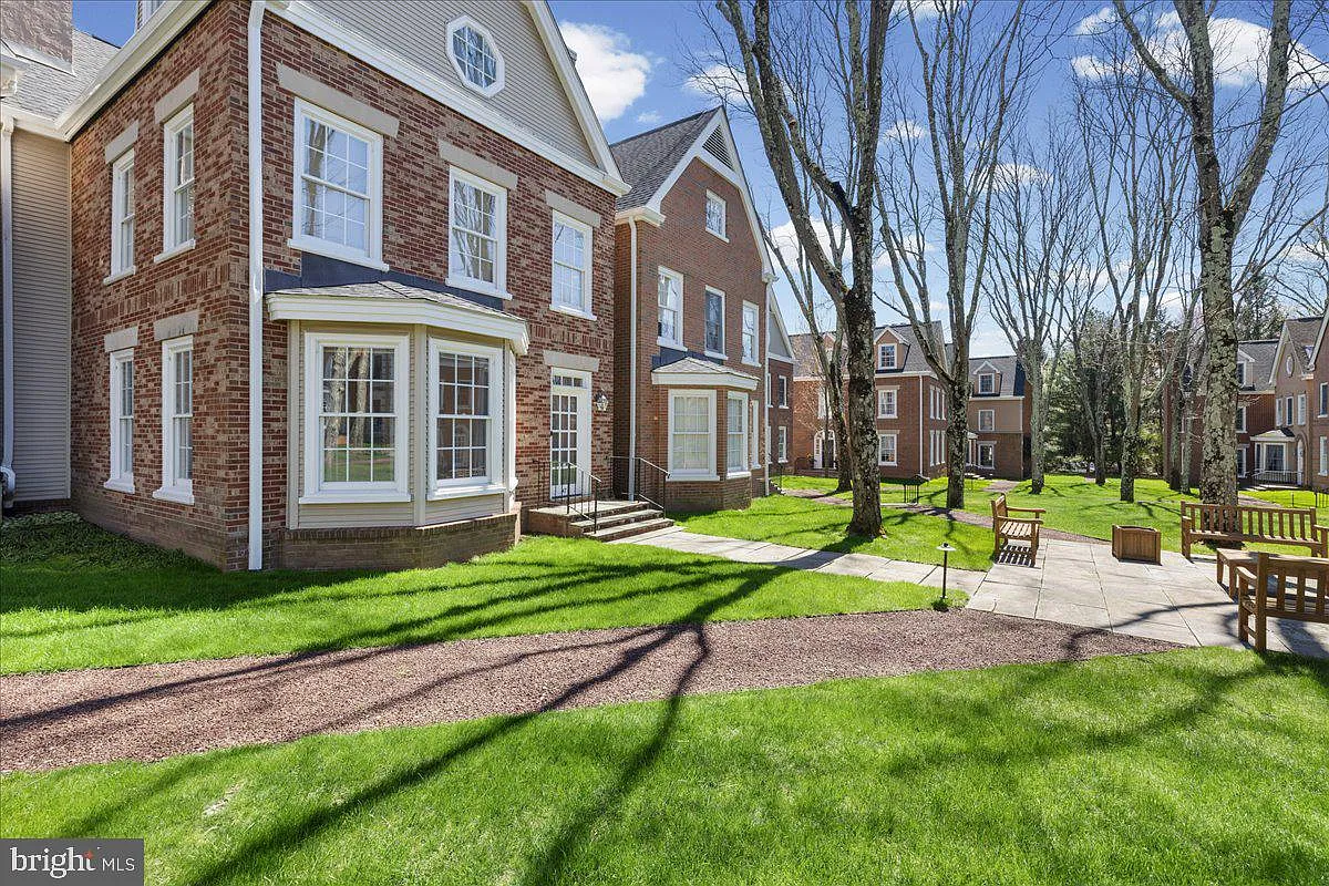 47 Governors Ln photo 1