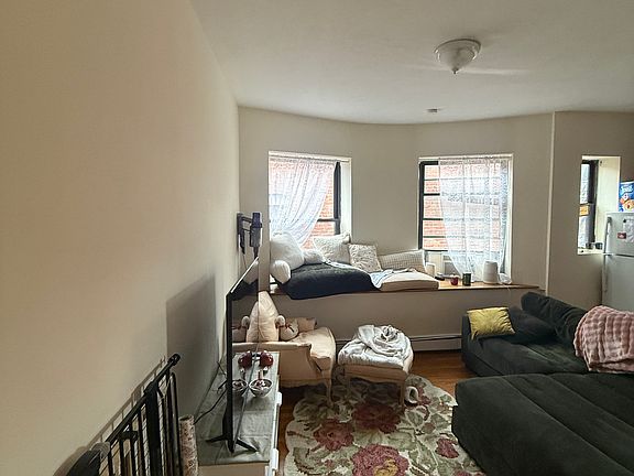 3rd image of 69 Gainsborough St APT 9