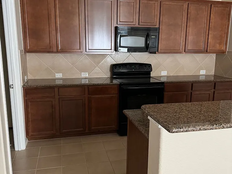 1233 Shelley Dr — Photo 3