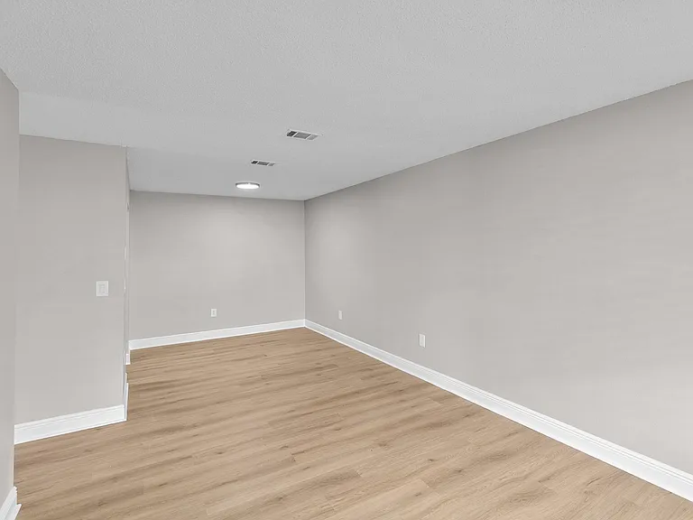 Megan Manor — Photo 3