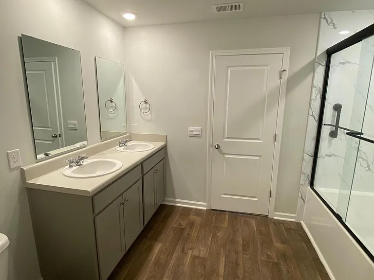 135 E Sunrise Ln — Photo 16