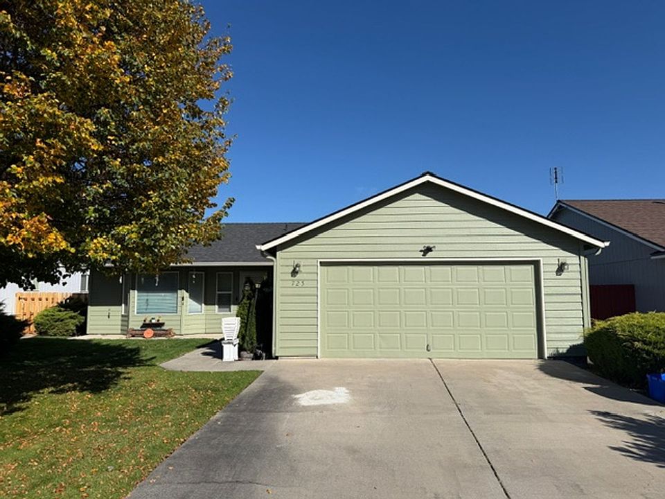 2nd image of 725 NE Oak Pl