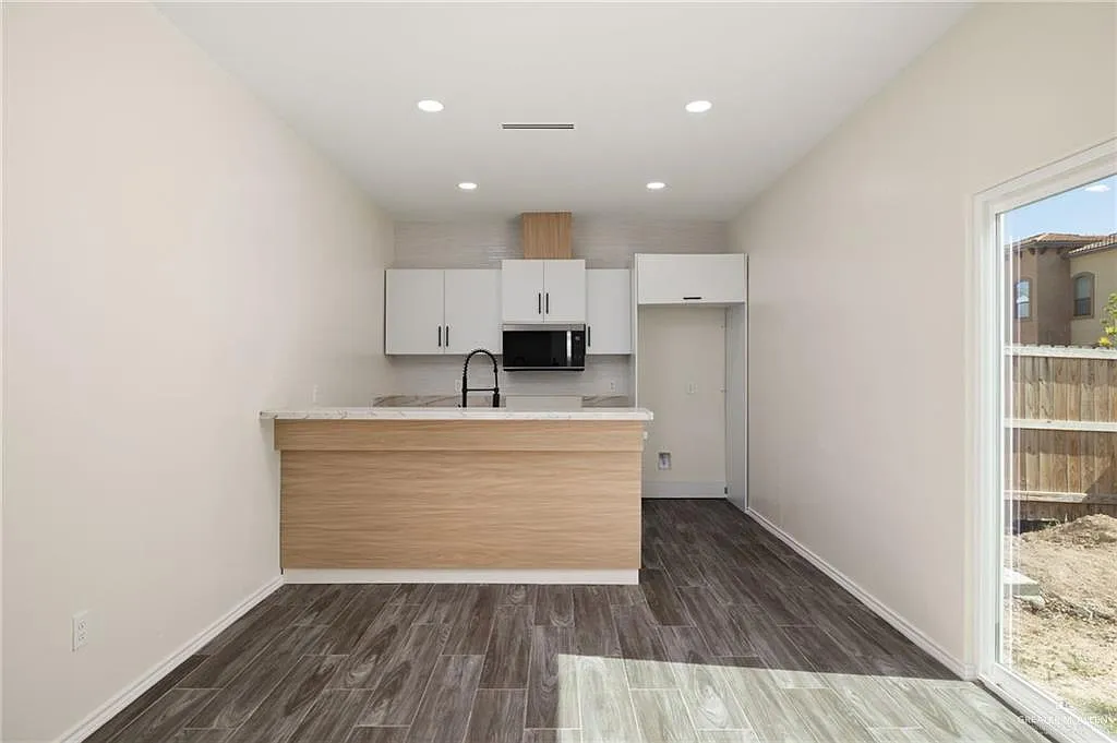 3 bed, 2.5 bath, 1591 sqft, $2,000 — Photo 4