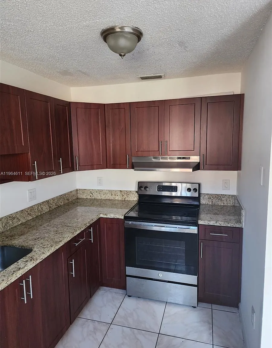 2 bed, 1.0 bath, 20958 sqft, $2,000 — Photo 3
