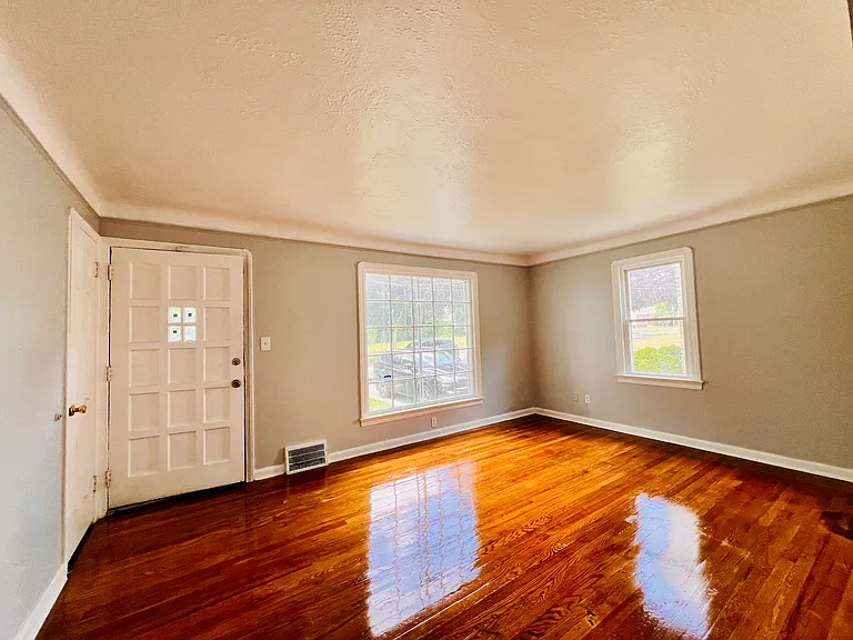 8606 Rosewood Ave — Photo 5