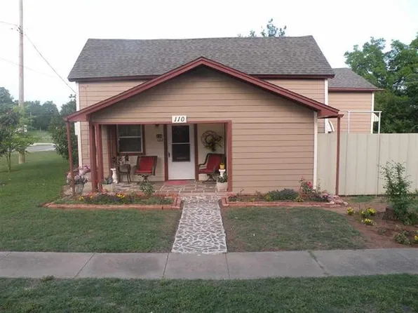 110 N 6th St, Comanche, OK 73529