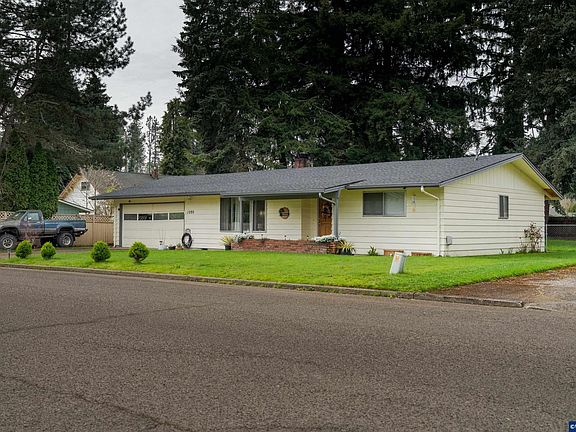 2nd image of 1095 N Manzanita St