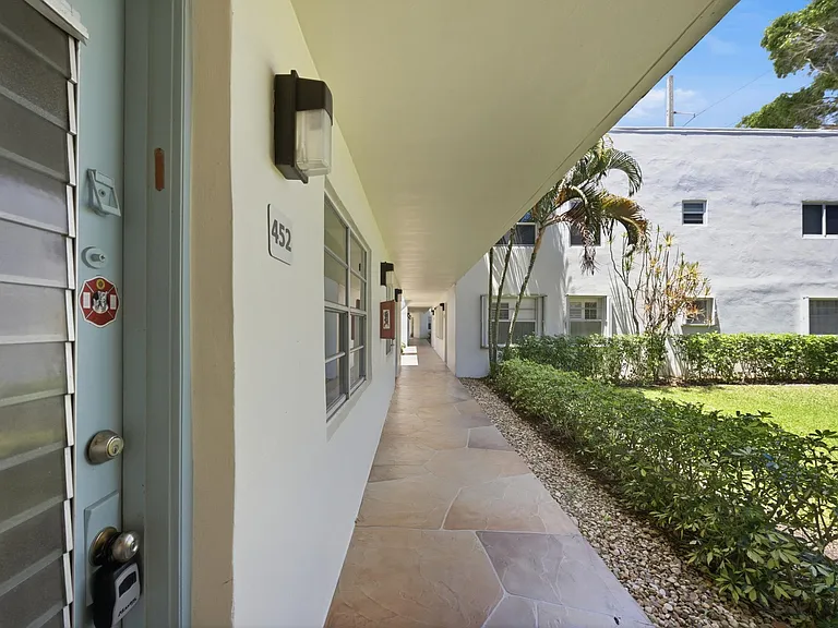 452 Normandy #J — Photo 18