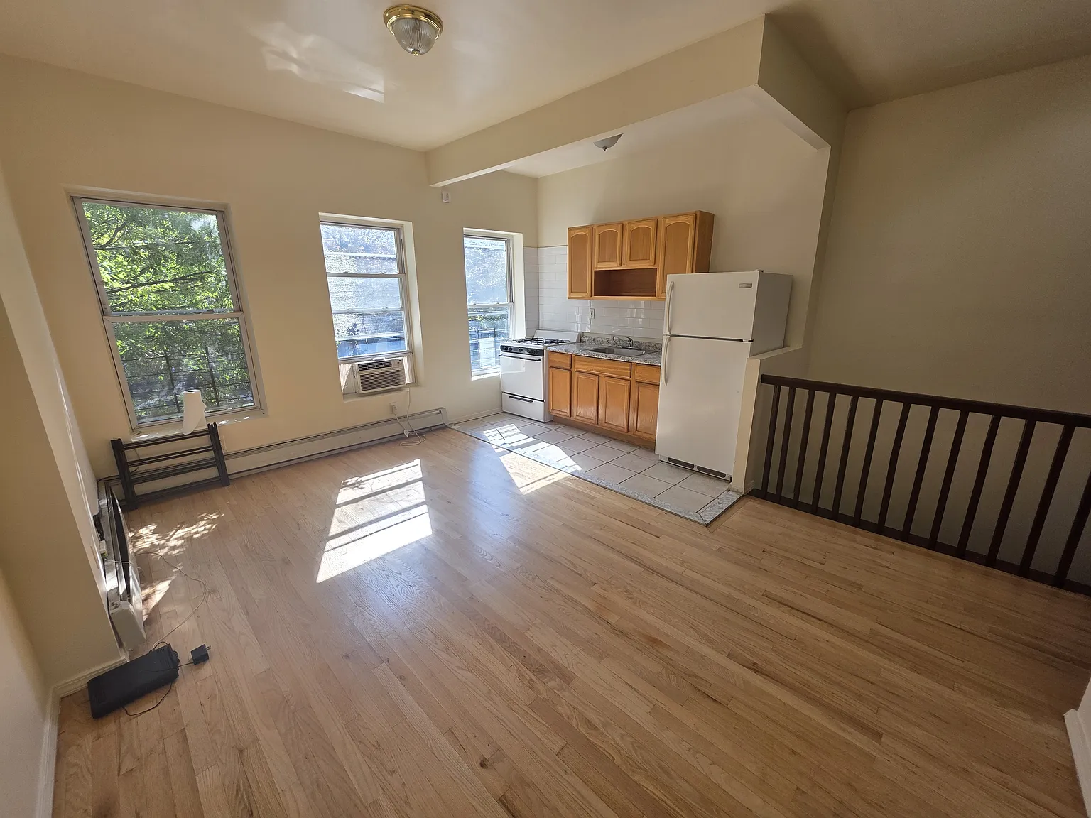 3 bed, 1.5 bath, 900 sqft, $3,595 — Photo 2
