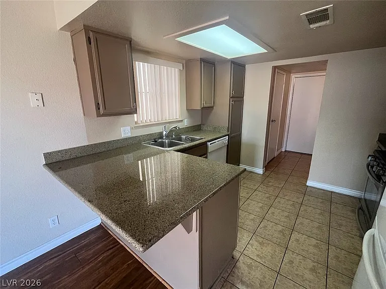 914 Scarlet Ridge Dr — Photo 9