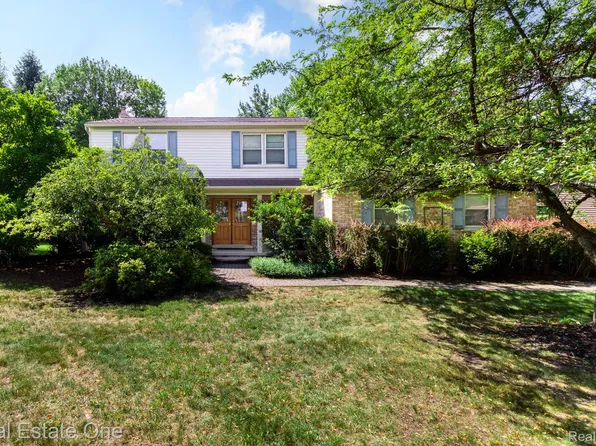 6011 Walker Dr, Troy, MI 48085