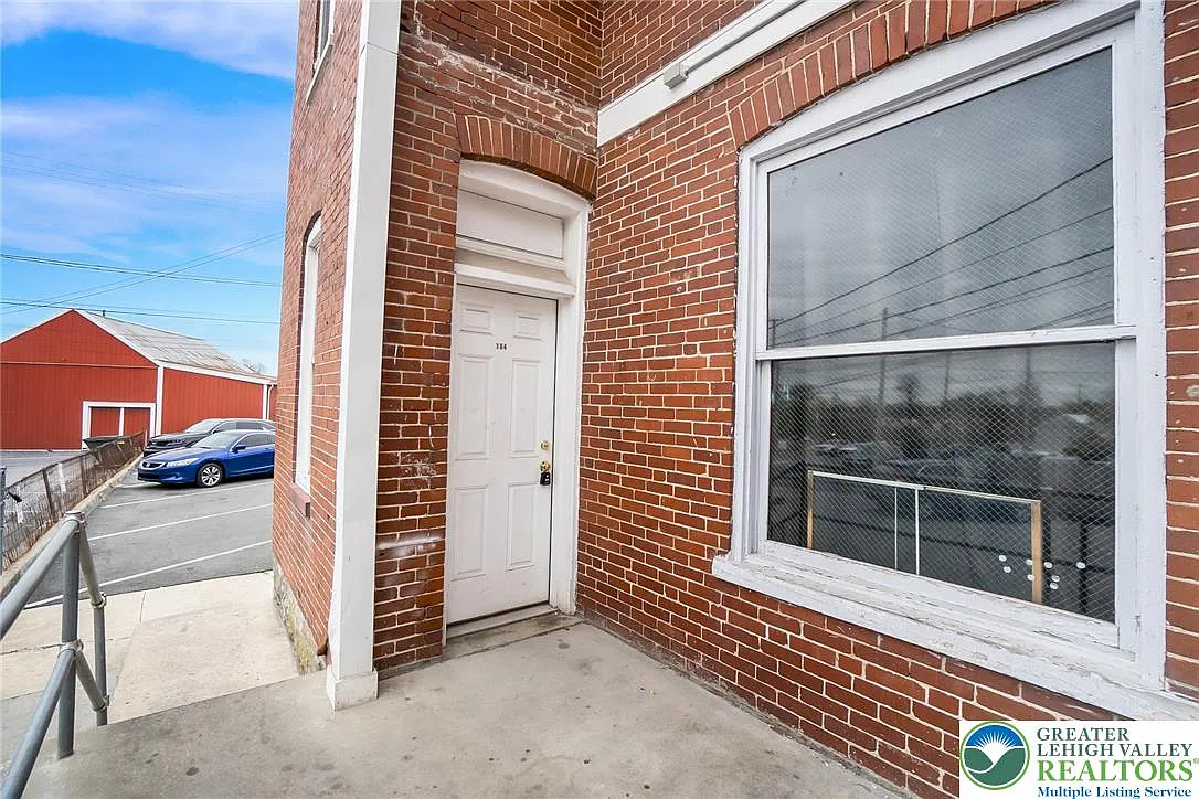 Building Photo - 164 W Main St #HOUSE