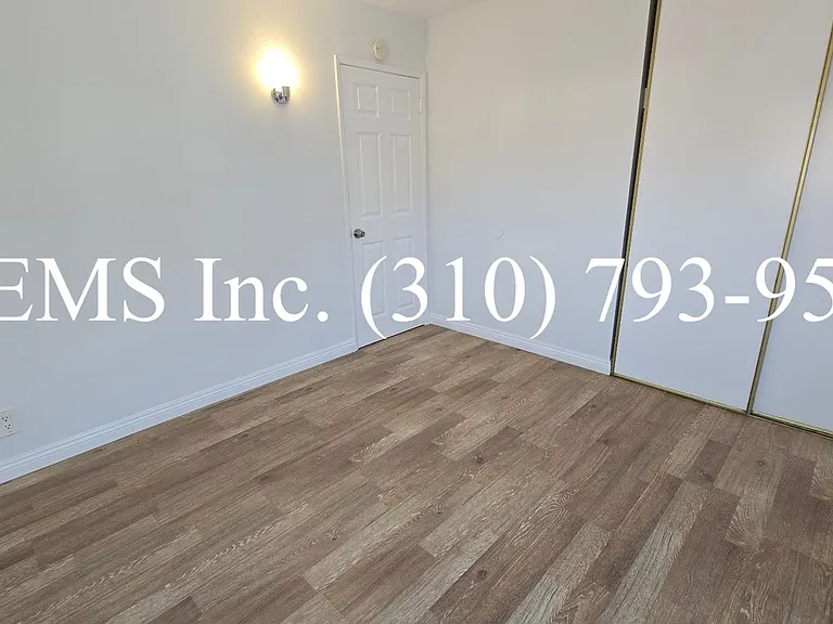 Detached Front House with Laundry Hookups and Garage Parking — Photo 13