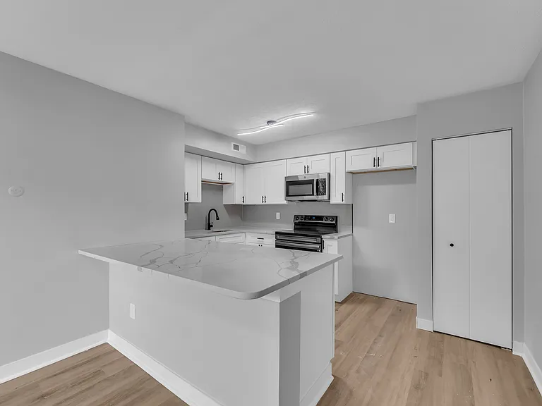 518 Turnberry Ln — Photo 4
