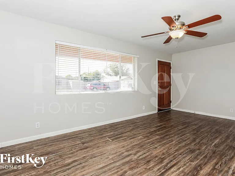 1010 W 4th Pl — Photo 2