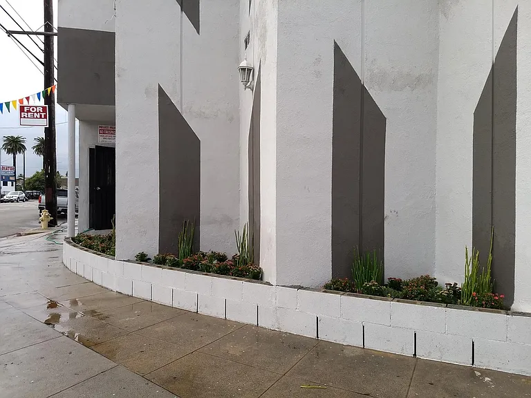 West Adams Studio Apartments — Photo 26