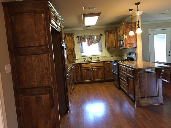2nd image of 214 N Parker Ln