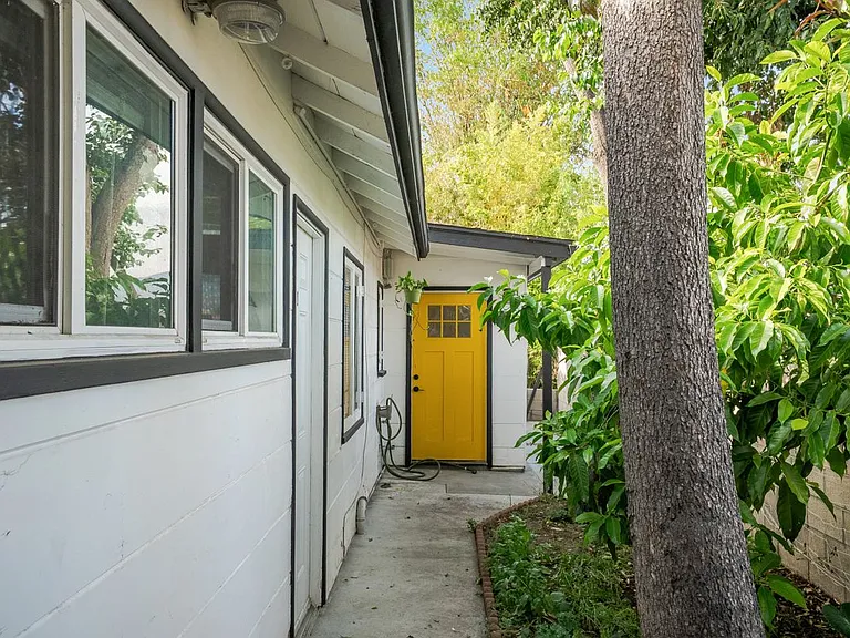 1285 E Broadway — Photo 1