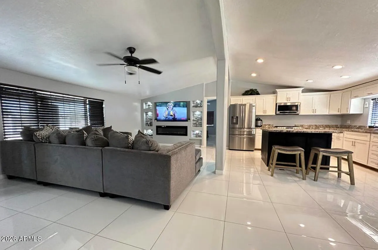 4 bed, 2.0 bath, 1904 sqft, $2,500 — Photo 4