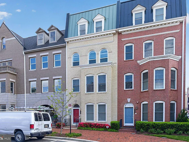 619 E Custis Ave — Photo 1