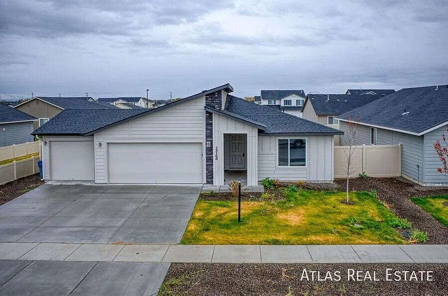 Beautiful single-level 4 bed, 2 bath home with vaulted great room! — Photo 2
