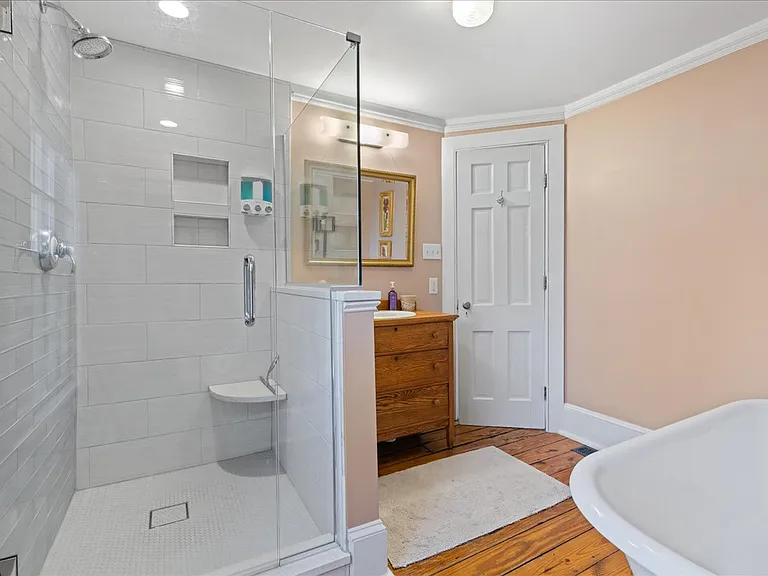 102 N East St — Photo 22