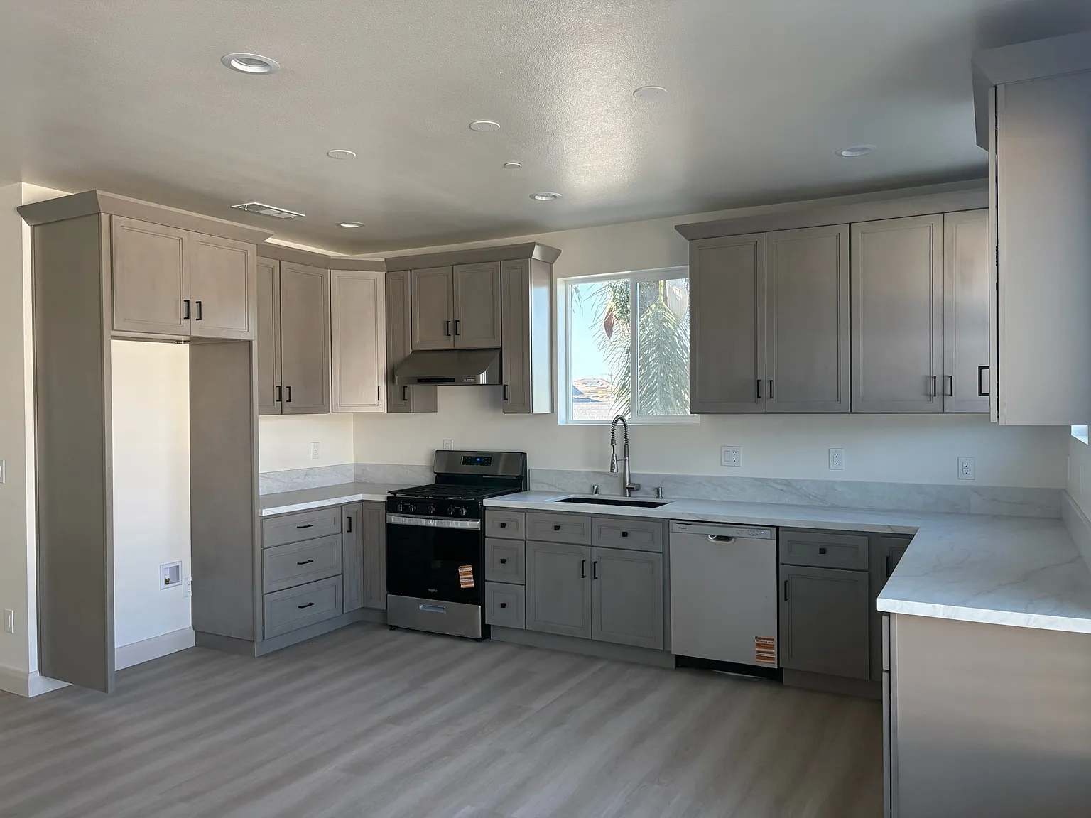 3 bed, 3.5 bath, 1564 sqft, $4,300 — Photo 2