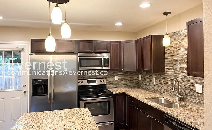 226 Columbine Ct — Photo 3