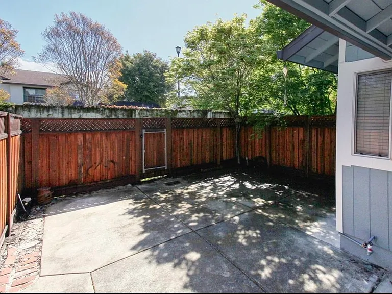 21 Regents Cir — Photo 9