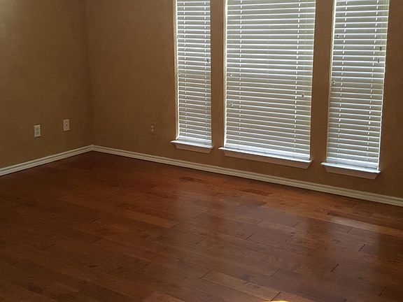 4th image of 2208 Chapman Dr