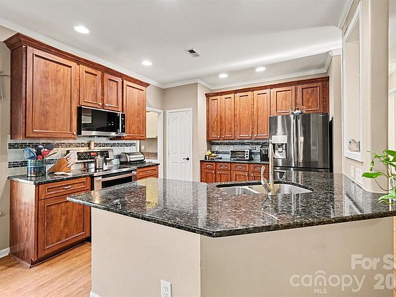 5th image of 153 Castleton Dr