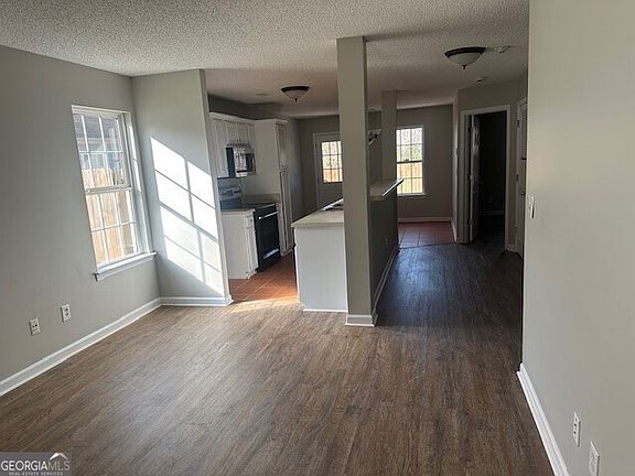 3rd image of 1629 Hallmark Hills Dr