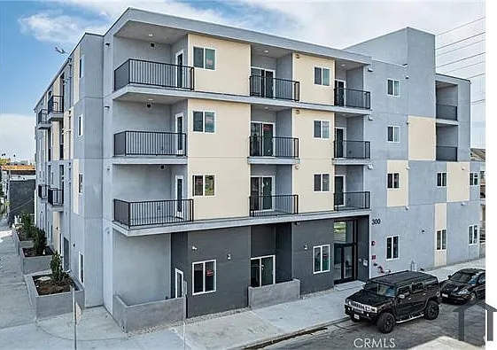 300 W 60th St — Photo 1