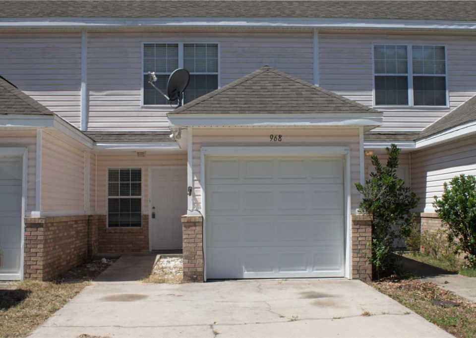 1st image of 968 Scenic Oak Ln
