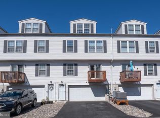 6 Riverwatch Ct, Essington, PA 19029