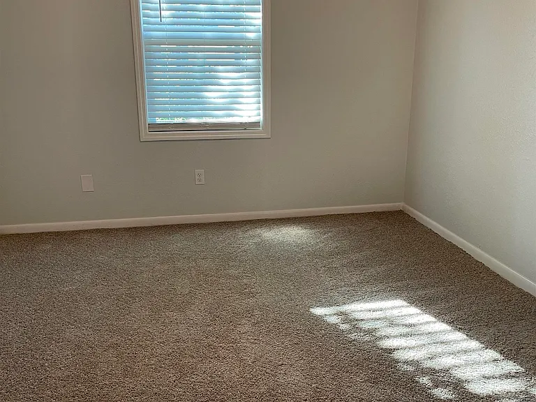409 Greenlake Dr — Photo 8