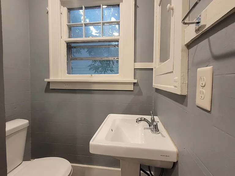 714 W 1st St #4 — Photo 6