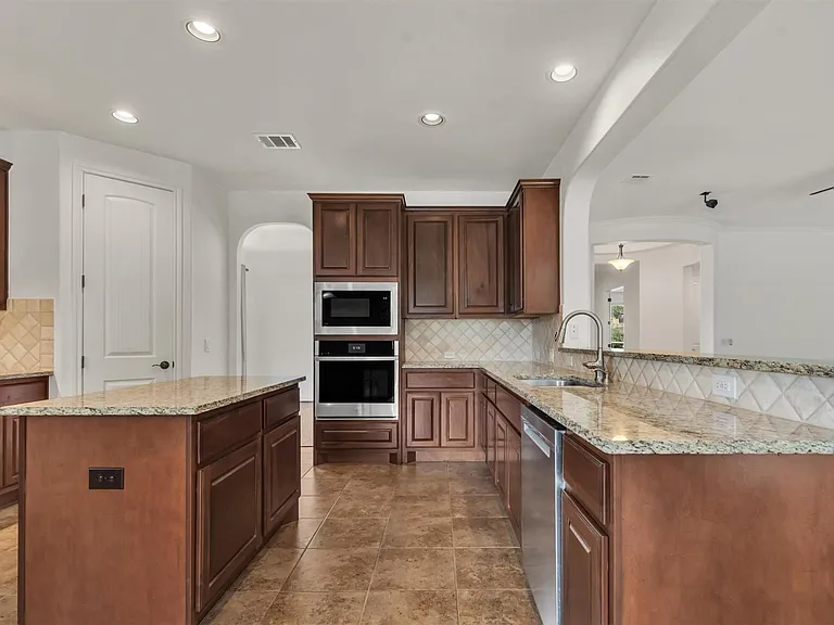 142 Goodwater Ct — Photo 7